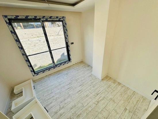 Modernes Freistehendes Haus Mit 2 Schlafzimmern Und Einem Zusätzlichen Zimmer In Seferihisar, Mersin, 350 M Vom Meer Entfernt.