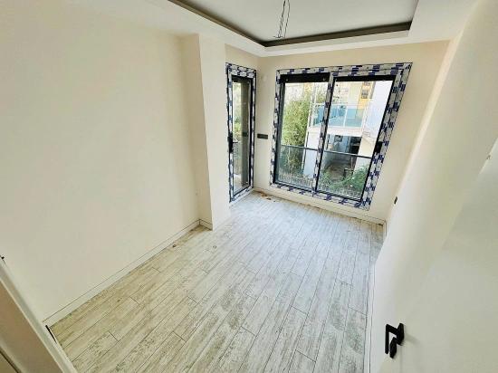 Modernes Freistehendes Haus Mit 2 Schlafzimmern Und Einem Zusätzlichen Zimmer In Seferihisar, Mersin, 350 M Vom Meer Entfernt.