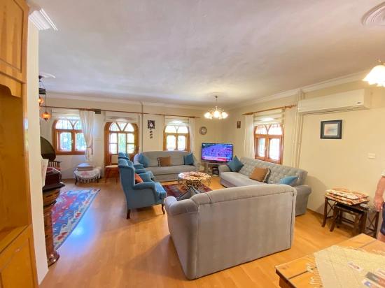 7+1 Eckvilla Zum Verkauf In Seferihisar Cumhuriyet, 400 M Vom Meer Entfernt!