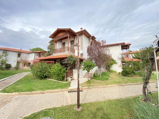 3+1 Villa Zum Verkauf Am Meer In Einer Anlage Mit Pool In Ürkmez