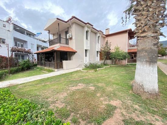 3+1-Zimmer-Villa In Ürkmez Zu Verkaufen Mit Olympischem Außenpool Und Garten, 100 M Vom Strand Entfernt