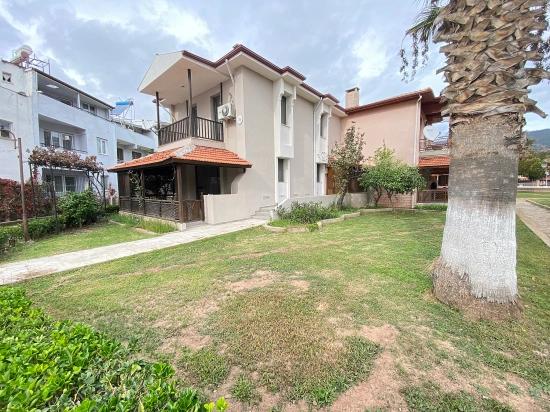 3+1 Villa Mit Pool Und Sicherheitsdienst, Direkt Am Meer In Seferihisar, Erdem Tur Site