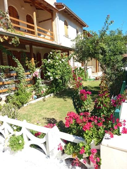 3+1 Villa Zum Verkauf In Doğanbey, In Einer Anlage Am Meer Mit Swimmingpool