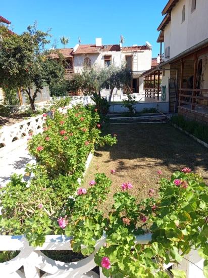 3+1 Villa Zum Verkauf In Doğanbey, In Einer Anlage Am Meer Mit Swimmingpool