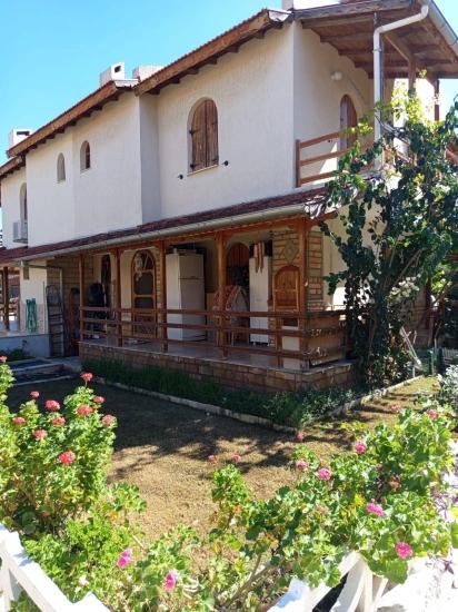 3+1 Villa Zum Verkauf In Doğanbey, In Einer Anlage Am Meer Mit Swimmingpool