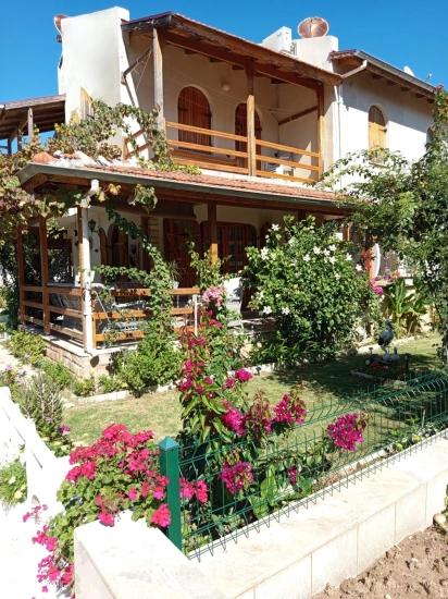 3+1 Villa Zum Verkauf In Doğanbey, In Einer Anlage Am Meer Mit Swimmingpool
