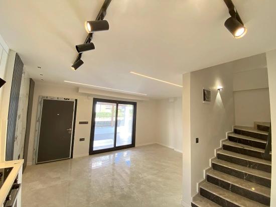 Luxuriöse 3+1-Villa Mit Großem Garten Zum Verkauf In Özdere Ortamahalle