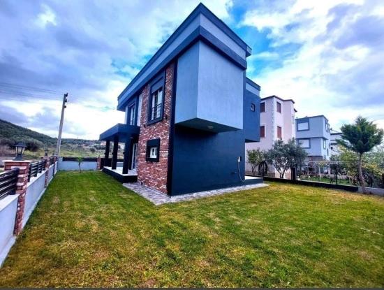 Eine Freistehende 3+1-zimmer-villa Auf Einem 300 M² Großen Grundstück In Doğanbey, Seferihisar, Steht Zum Verkauf.