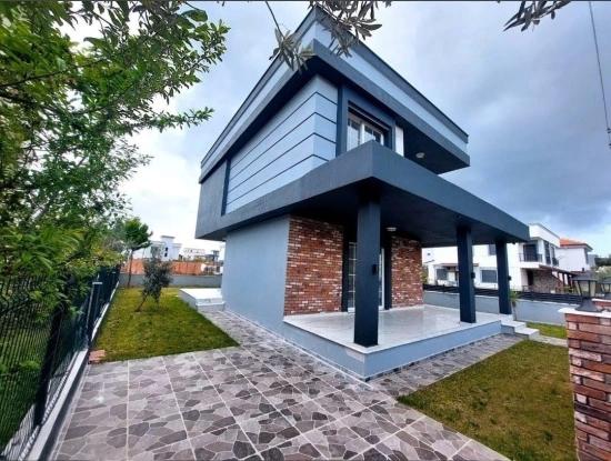 Eine Freistehende 3+1-zimmer-villa Auf Einem 300 M² Großen Grundstück In Doğanbey, Seferihisar, Steht Zum Verkauf.