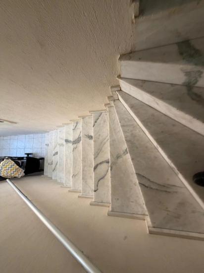 2+1-Zimmer-Wohnung Zum Verkauf In Seferihisar Bengiler, 150 M Vom Meer Entfernt, Über Einem Markt.