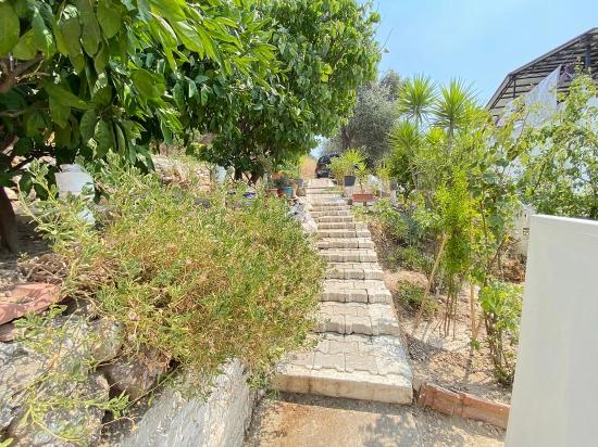 Erdgeschosswohnung (1+1) In Seferihisar, Mersin, Zu Verkaufen, 100 M Vom Meer Entfernt, Mit Garten, Renovierungsbedarf