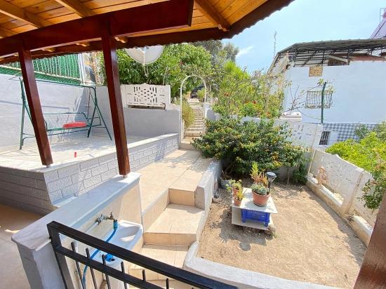 Erdgeschosswohnung (1+1) In Seferihisar, Mersin, Zu Verkaufen, 100 M Vom Meer Entfernt, Mit Garten, Renovierungsbedarf