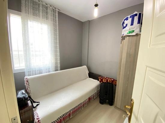 Erdgeschosswohnung (1+1) In Seferihisar, Mersin, Zu Verkaufen, 100 M Vom Meer Entfernt, Mit Garten, Renovierungsbedarf
