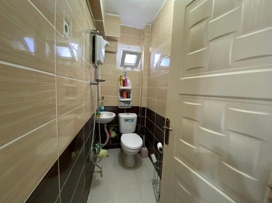 Erdgeschosswohnung (1+1) In Seferihisar, Mersin, Zu Verkaufen, 100 M Vom Meer Entfernt, Mit Garten, Renovierungsbedarf