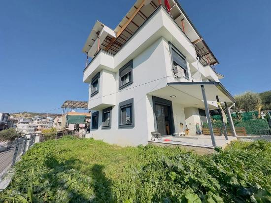 2+1-zimmer-wohnung In Seferihisar Mersinalanı Zu Verkaufen, In Meeresnähe, Erdgeschoss Mit Garten