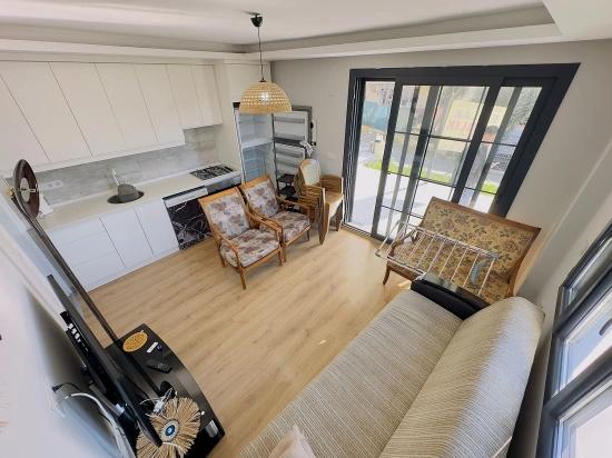 2+1-zimmer-wohnung In Seferihisar Mersinalanı Zu Verkaufen, In Meeresnähe, Erdgeschoss Mit Garten