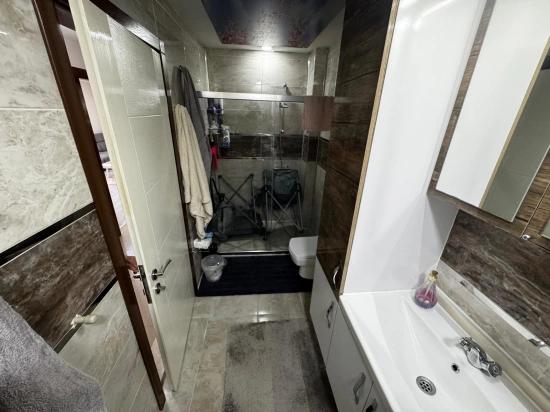 Geräumige 2+1-wohnung Zum Verkauf In Seferihisar Mersin In Der Nähe Des Meeresgebiets Mit Separater Küche