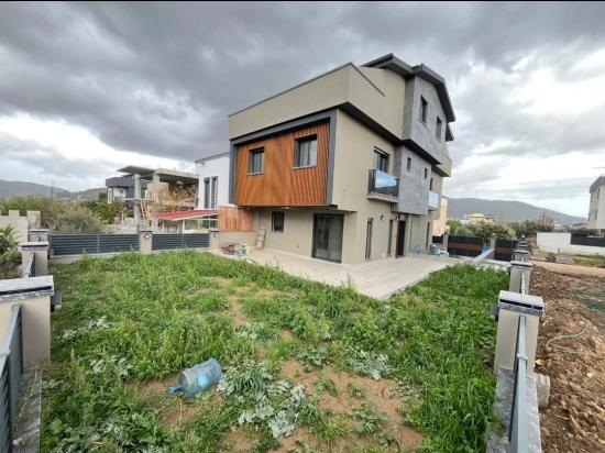 Modern Gestaltete, Freistehende Villa In Gümüldür Zu Verkaufen, Nur Wenige Gehminuten Vom Meer Entfernt.