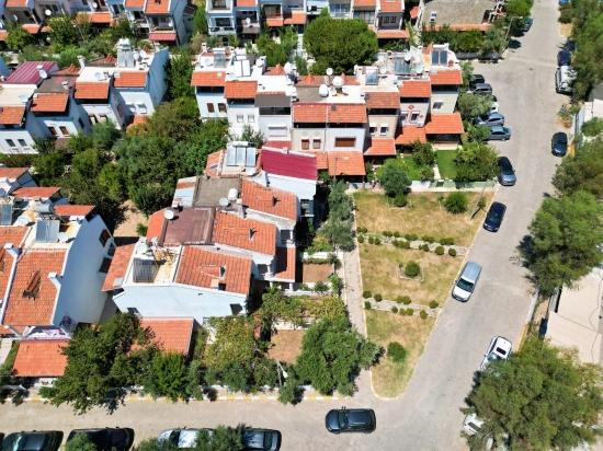 Seferihisar Cumhuriyet Mahallesi, Yıldız Tur Sitesi. 3+1 Wohnung Zum Verkauf, Wo Blau Und Grün Sich Treffen.