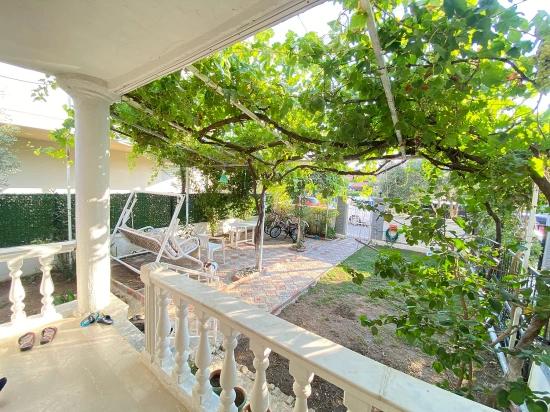 Seferihisar Cumhuriyet Mahallesi, Yıldız Tur Sitesi. 3+1 Wohnung Zum Verkauf, Wo Blau Und Grün Sich Treffen.