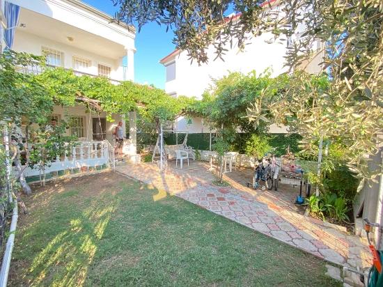 Seferihisar Cumhuriyet Mahallesi, Yıldız Tur Sitesi. 3+1 Wohnung Zum Verkauf, Wo Blau Und Grün Sich Treffen.