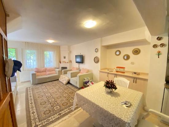 Seferihisar Cumhuriyet Mahallesi, Yıldız Tur Sitesi. 3+1 Wohnung Zum Verkauf, Wo Blau Und Grün Sich Treffen.