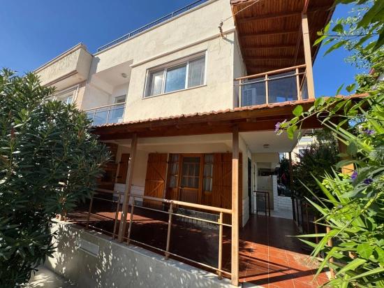 4+1 Villa Auf Einem Eckgrundstück Zum Verkauf Im Viertel Menderes Orta, 500 M Vom Meer Entfernt