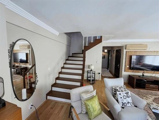 3+1 Maisonette-Wohnung Mit Kamin, Meerblick Und Geräumigem Wohnzimmer Im Herzen Des Viertels Fevzi Çakmak In Urla.