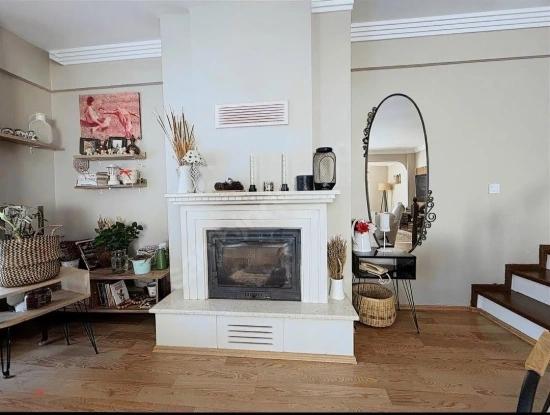 3+1 Maisonette-Wohnung Mit Kamin, Meerblick Und Geräumigem Wohnzimmer Im Herzen Des Viertels Fevzi Çakmak In Urla.