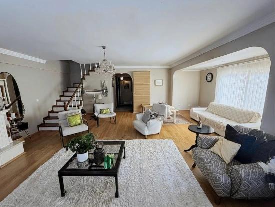 3+1 Maisonette-wohnung Mit Kamin, Meerblick Und Geräumigem Wohnzimmer Im Herzen Des Viertels Fevzi Çakmak In Urla.