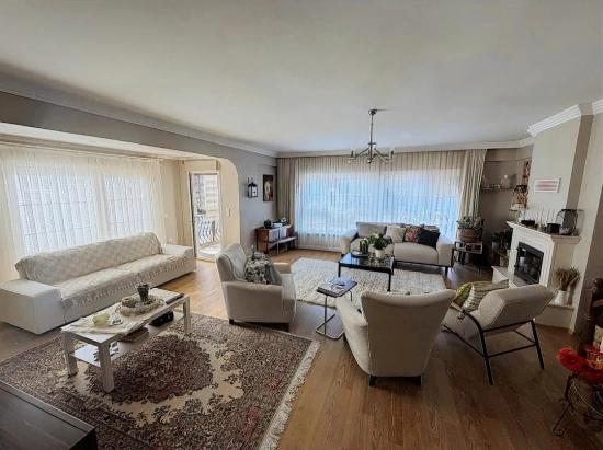 3+1 Maisonette-wohnung Mit Kamin, Meerblick Und Geräumigem Wohnzimmer Im Herzen Des Viertels Fevzi Çakmak In Urla.