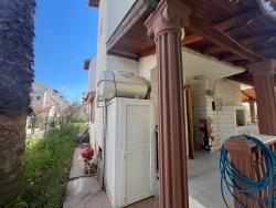 3+1 Villa Zum Verkauf Im Stadtteil Seferihisar Cumhuriyet, Şöhretler-Gelände, Mit Garten Und Erforderlicher Wartung