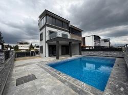 Luxuriöse 3+1-Zimmer-Villa Mit Privatem Pool, 750 M Vom Meer Entfernt In Seferihisar Cumhuriyet!