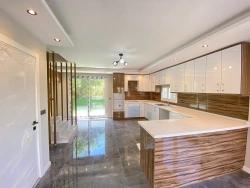 Moderne Architektur In Seferihisar Cumhuriyet: 3+1 Villa Mit Steinmetzarbeiten Und Garten Zu Verkaufen!