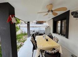 Großzügige 3+1-Maisonette-Wohnung Mit Garten, 500 M Vom Meer Entfernt In Seferihisar, Mersin.