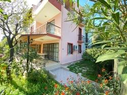 5+1-Zimmer-Villa Mit Garten, 400 M Vom Meer Entfernt Im Zentrum Von Ürkmez Zu Verkaufen.