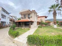 3+1-Zimmer-Villa In Ürkmez Zu Verkaufen Mit Olympischem Außenpool Und Garten, 100 M Vom Strand Entfernt