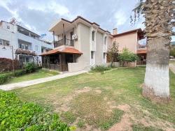 3+1 Villa Mit Pool Und Sicherheitsdienst, Direkt Am Meer In Seferihisar, Erdem Tur Site