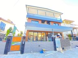 Luxuriöse 3+1-Zimmer-Villa Zum Verkauf In Seferihisar, Region Mersin, Direkt Am Meer, Mit Smart-Home-Systemen!