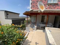 Erdgeschosswohnung (1+1) In Seferihisar, Mersin, Zu Verkaufen, 100 M Vom Meer Entfernt, Mit Garten, Renovierungsbedarf