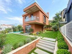 Luxuriöse Villa In Ürkmez, 100 M Vom Meer Entfernt, Mit Moderner Architektur Und Ungestörtem Meerblick.