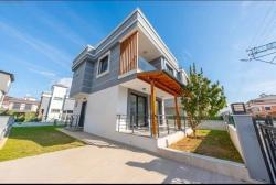 Luxuriöse 3+1-Zimmer-Villa, Freistehend, Auf Einem 316 M² Großen Grundstück, In Meeresnähe In Seferihisar Cumhuriyet!