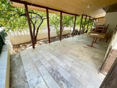 Geräumiges Verkaufsangebot 2 1 Wohnung Mit Grossem Garten 50M Vom Strand In Ürkmez Entfernt