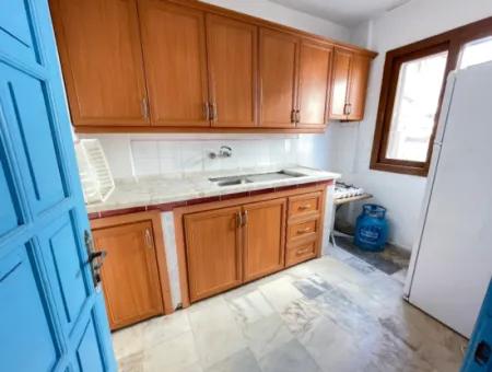 Geräumiges Verkaufsangebot 2 1 Wohnung Mit Grossem Garten 50M Vom Strand In Ürkmez Entfernt