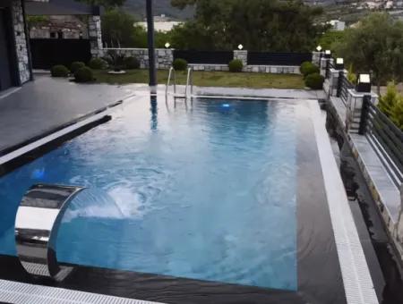 Freistehende 3 1 Villa Mit Pool Und Grossem Garten Zu Verkaufen