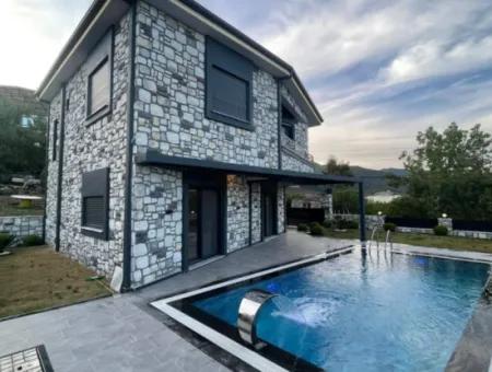 Freistehende 3 1 Villa Mit Pool Und Grossem Garten Zu Verkaufen