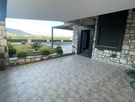 Freistehende 3 1 Villa Mit Pool Und Grossem Garten Zu Verkaufen