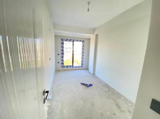 In Menderes Gümüldür Mit Aufzug Neu Im Komfort, An Der Hauptstraße Zu Verkaufen 2+1 Gelegenheit Wohnung