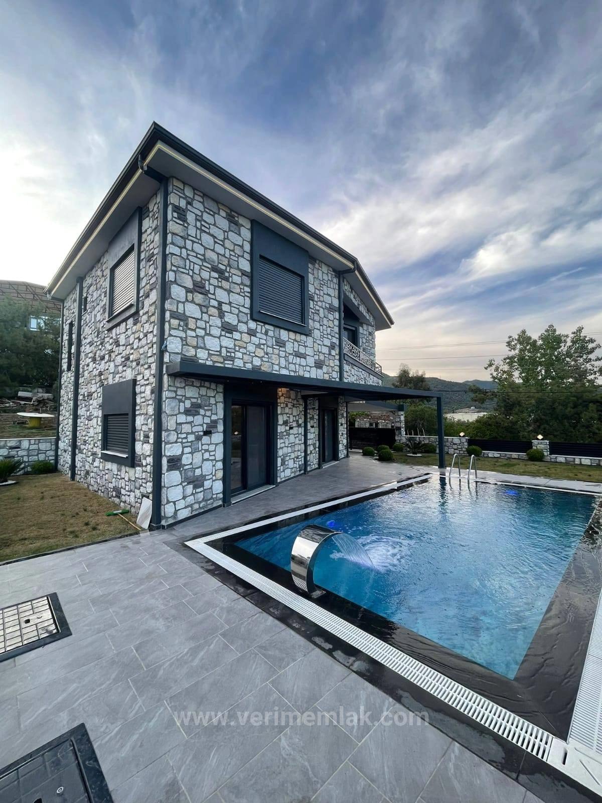 3+1 Detached Villa With Pool And Garden For Sale In Gumuldur