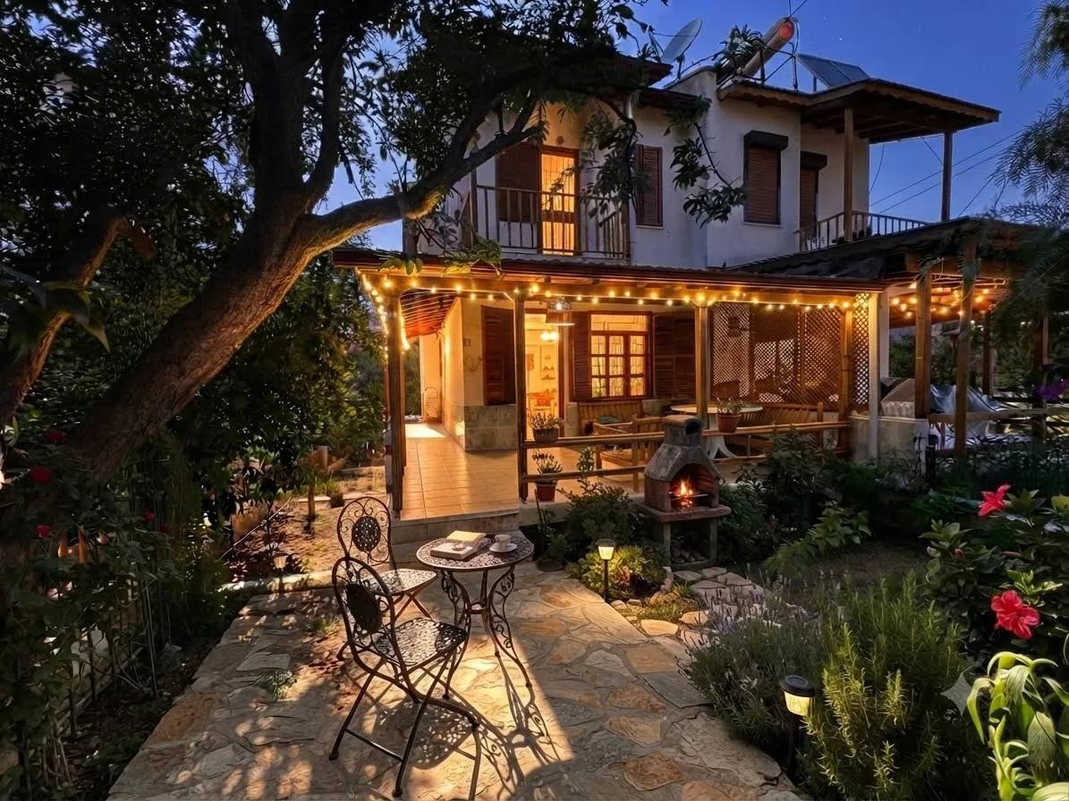At Özderede 2 minutes from the sea, spacious garden, airy for sale 3+1 villa